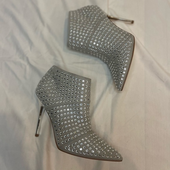 Steve Madden Pristo Bootie in Silver with Silver Studs size 7 - Picture 9 of 13